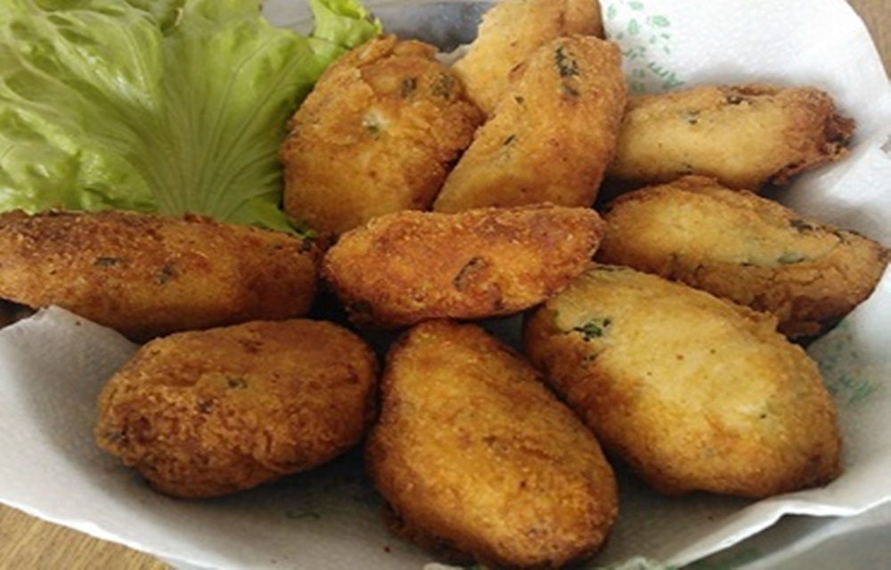 Ir para  <ul>
	<li>500 g de file de merluza;</li>
	<li>500 g de batata cozida;</li>
	<li>1 celoba picada;</li>
	<li>1 colher de azeite;</li>
	<li>1 ovo;</li>
	<li>Cheiro verde e...